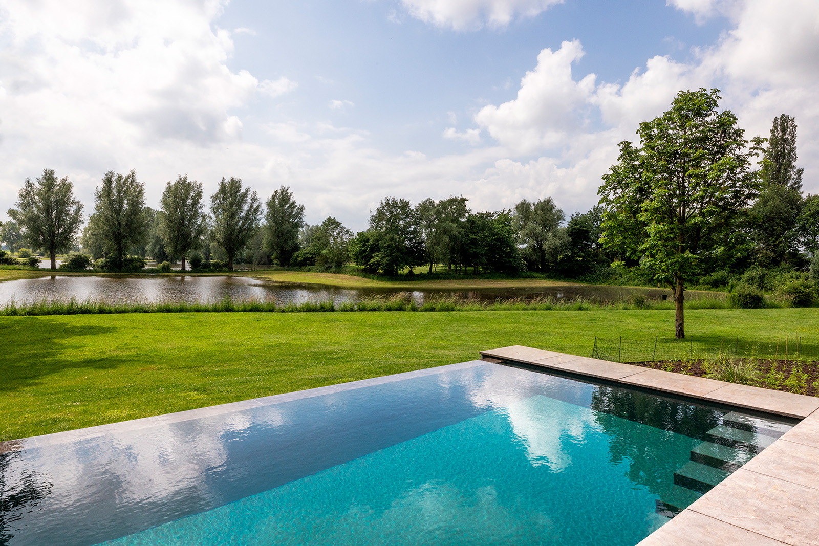 tuinaanleg met zwembad